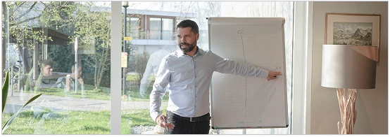 Frédéric analysiert Verhandlungssituationen am Flipchart