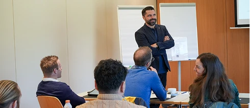 Frédéric moderiert Brainstorming zur Verhandlungsstrategie